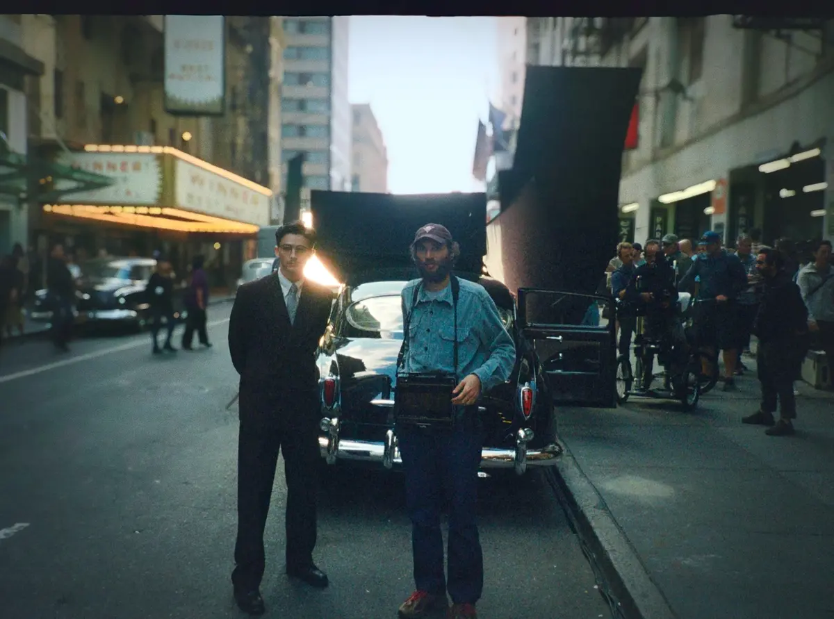 Timothée Chalamet e Josh Safdie sul set di Marty Supreme