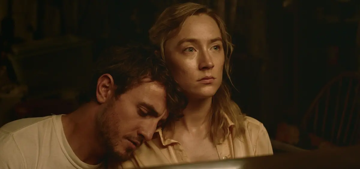 Paul Mescal e Saoirse Ronan in Foe