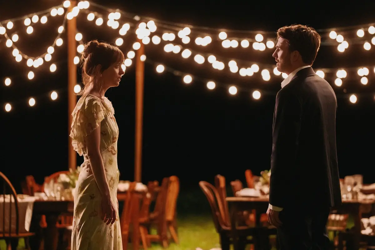 Dakota Johson e Chris Evans in Material Love