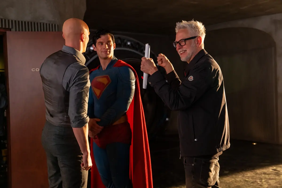 (L to r) NICHOLAS HOULT as Lex Luthor, DAVID CORENSWET as Superman and Director JAMES GUNN in Warner Bros. Pictures’ “SUPERMAN,” a Warner Bros. Pictures release.