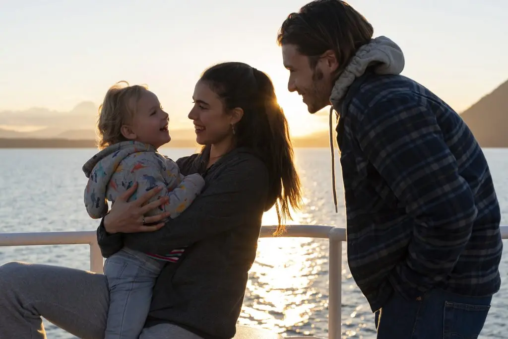 MAID (L to R) RYLEA NEVAEH WHITTET as MADDY, MARGARET QUALLEY as ALEX, and NICK ROBINSON as SEAN in episode 101 of MAID Cr. RICARDO HUBBS/NETFLIX © 2021