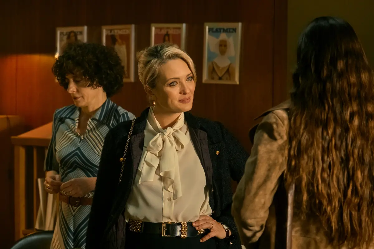 La Regina Dei Cuori. (L to R) Lidia Vitale as Lella, Carolina Crescentini as Adelina Tattilo, Francesca Colucci as Elsa in episode 102 of La Regina Dei Cuori. Cr. Beniamino Ziccardi/Netflix © 2025