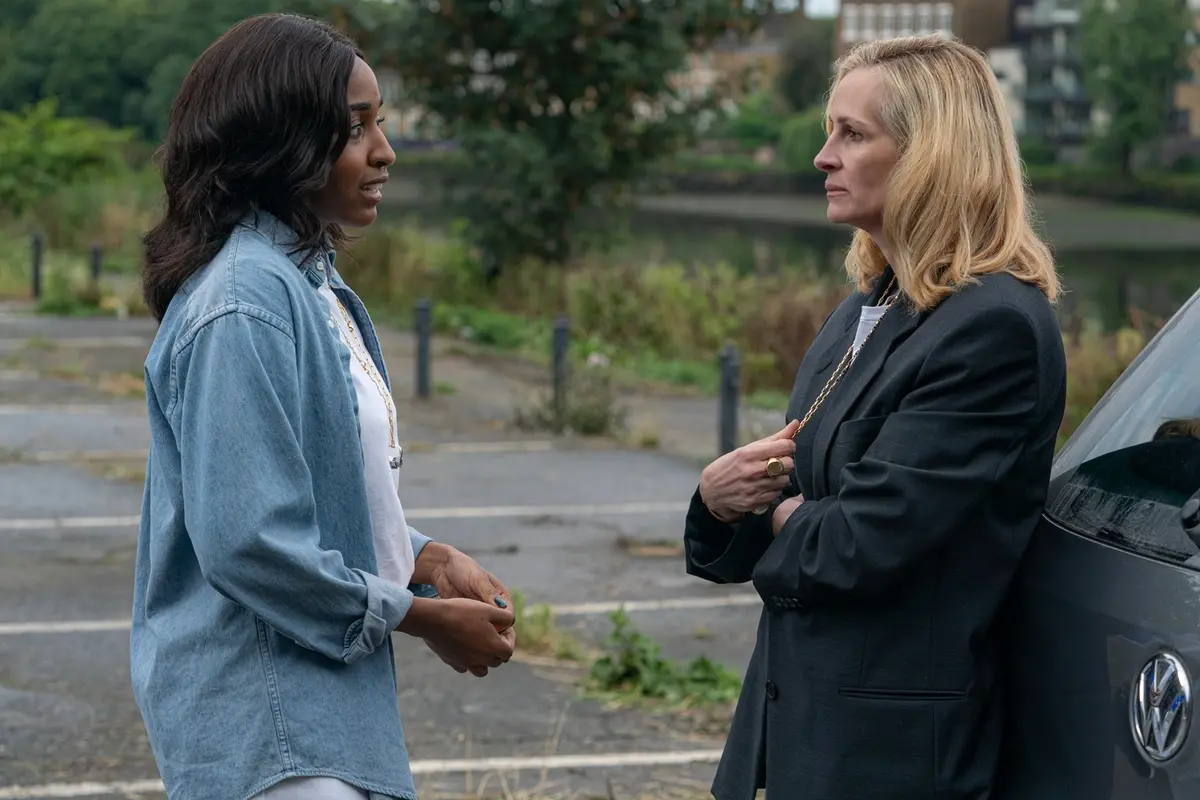 (L to R) Ayo Edebiri as Maggie and Julia Roberts as Alma in AFTER THE HUNT, from Amazon MGM Studios. Photo Credit: Yannis Drakoulidis © 2025 Amazon Content Services LLC. All Rights Reserved.