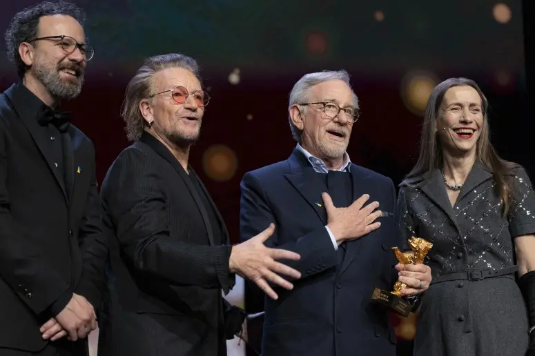 Carlo Chatrian, Bono Vox e Mariette Rissenbeek celebrano Steven Spielberg, Orso d\\'Oro alla Carriera di Berlino 73, \\u00A9Richard H\\u00FCbner