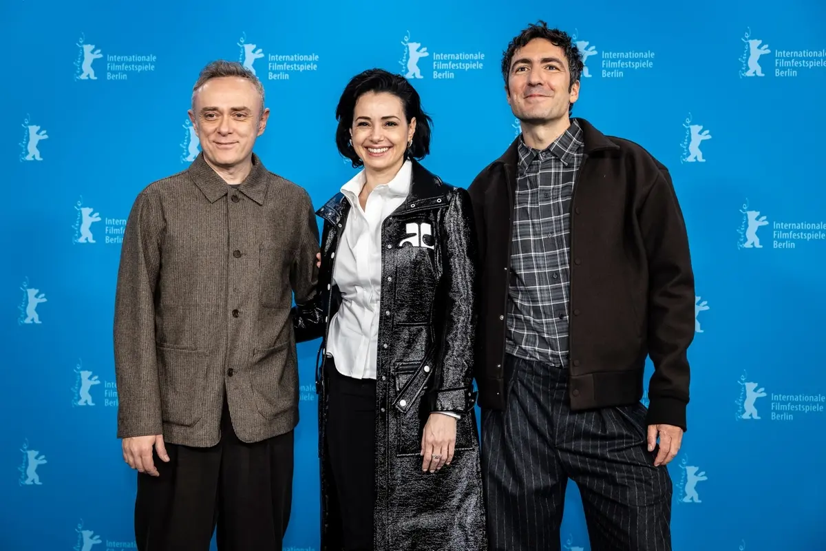 Ilker Çatak (a destra) e il cast di Yellow Letters