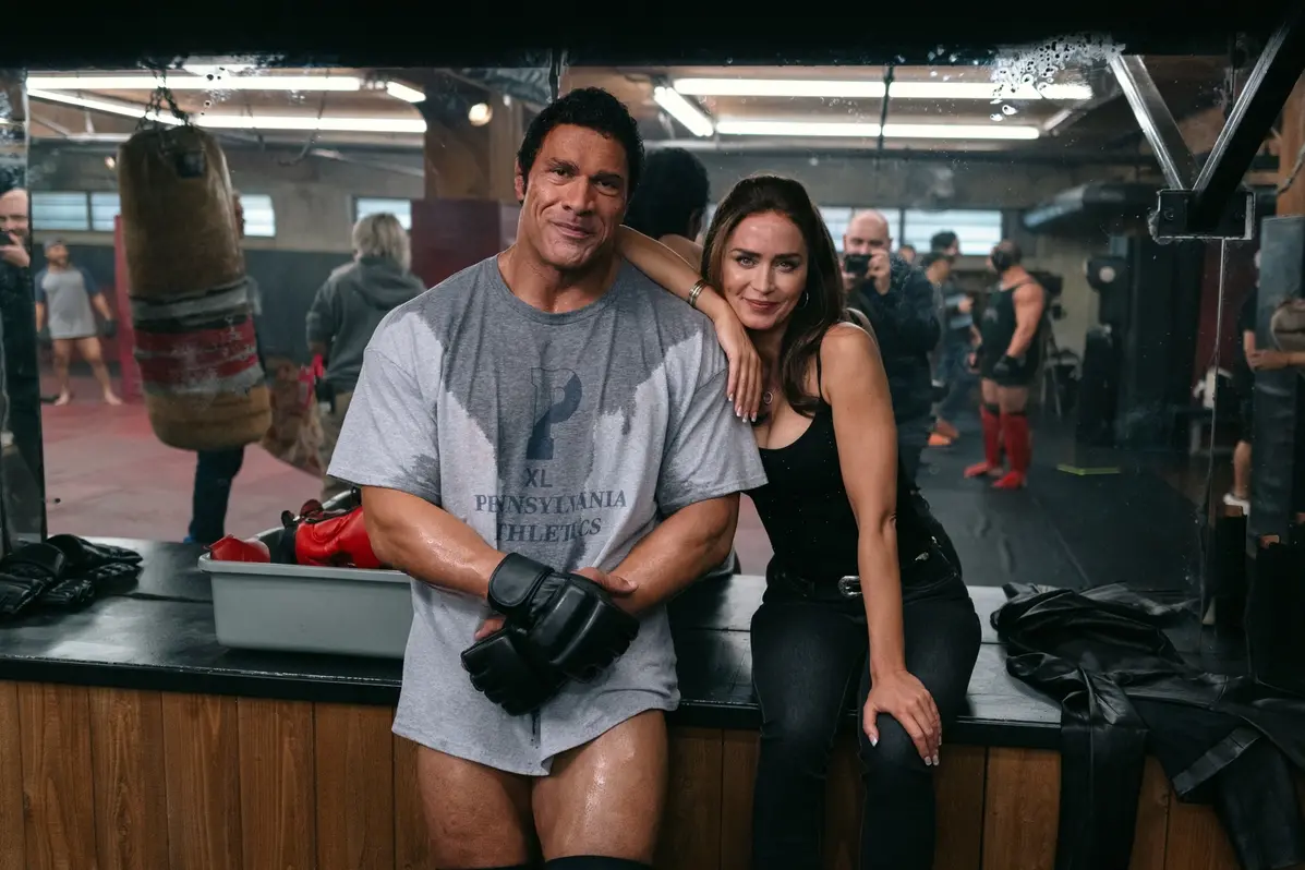 Dwayne Johson e Emily Blunt sul set di The Smashing Machine \\u00A9 Real American Hero LLC , Eric Zachanowich