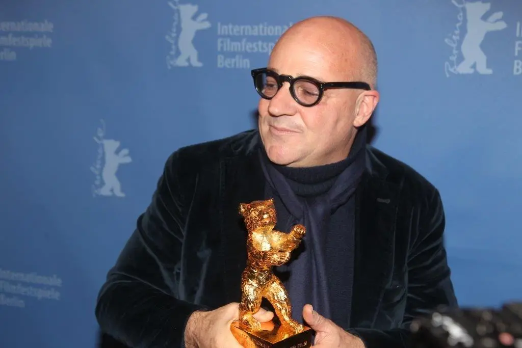 Gianfranco Rosi con l'Orso d'Oro per il miglior film Fuocoammare (2016)