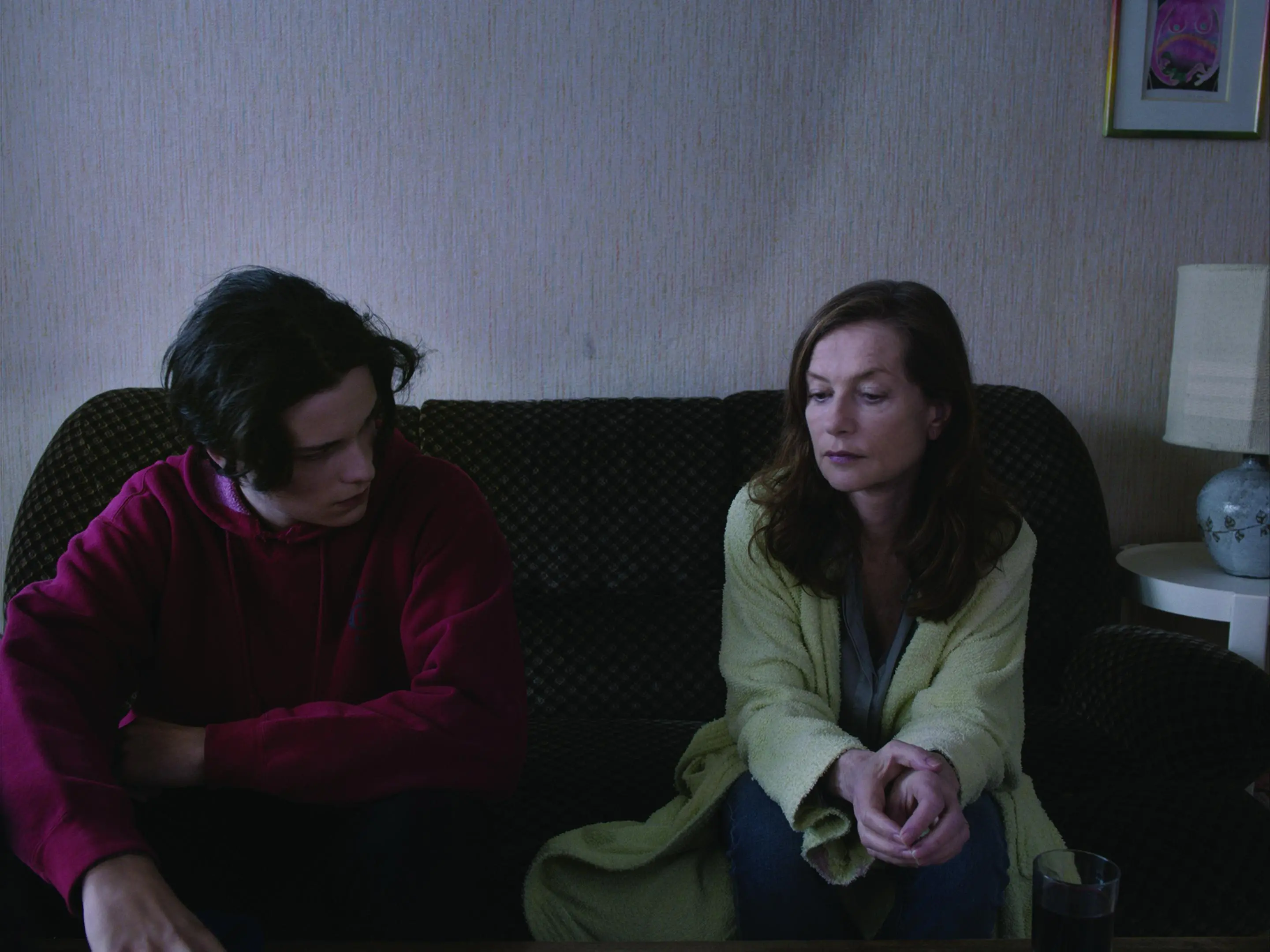 Jules Benchetrit e Isabelle Huppert in un'altra scena del film