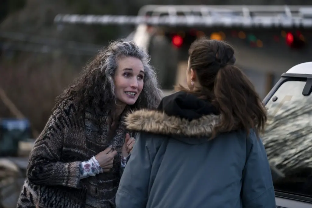 MAID (L to R) ANDIE MACDOWELL as PAULA and MARGARET QUALLEY as ALEX in episode 106 of MAID Cr. RICARDO HUBBS/NETFLIX © 2021