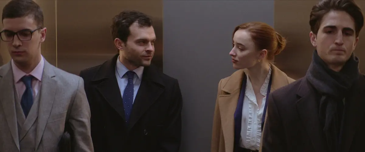 Fair Play. Alden Ehrenreich e Phoebe Dynevor. Cr. Courtesy of Netflix © 2023 MRC II Distribution Company, L.P.