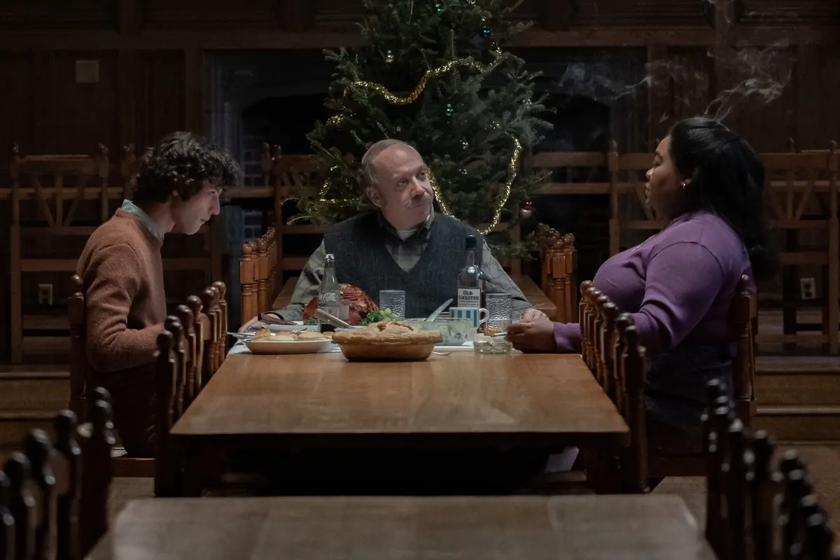 Dominic Sessa, Paul Giamatti e Da’Vine Joy Randolph in The Holdovers. Credit: Seacia Pavao / © 2023 FOCUS FEATURES LLC