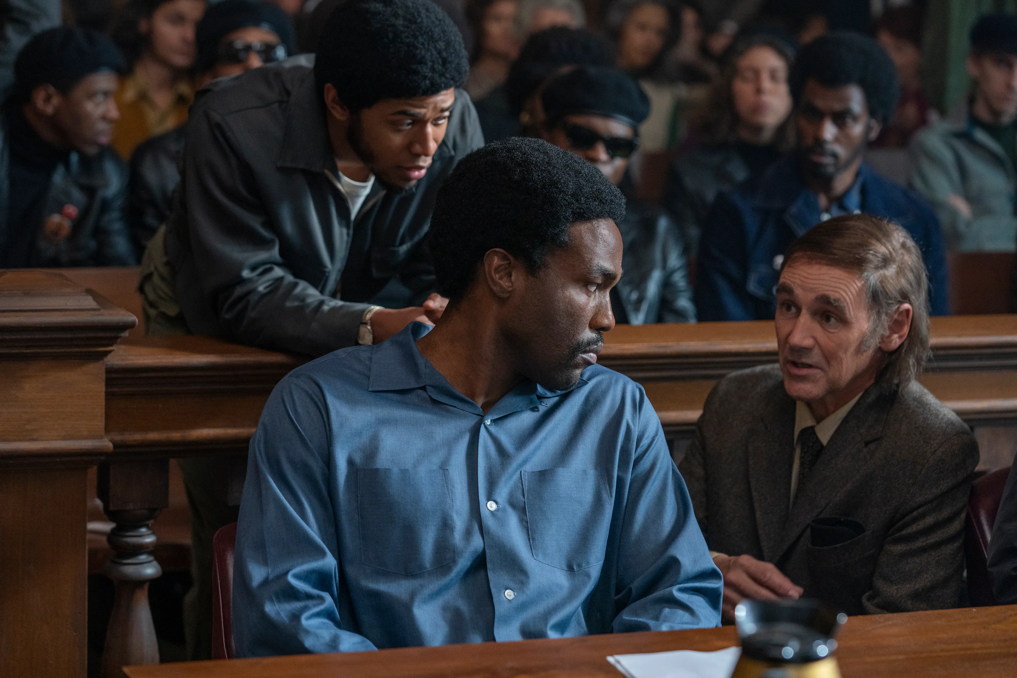 THE TRIAL OF THE CHICAGO 7 (L to R) KELVIN HARRISON JR. as Fred Hampton, YAHYA ABDUL-MATEEN II as Bobby Seale, MARK RYLANCE as William Kuntsler in THE TRIAL OF THE CHICAGO 7. Cr. NIKO TAVERNISE/NETFLIX \\u00A9 2020
