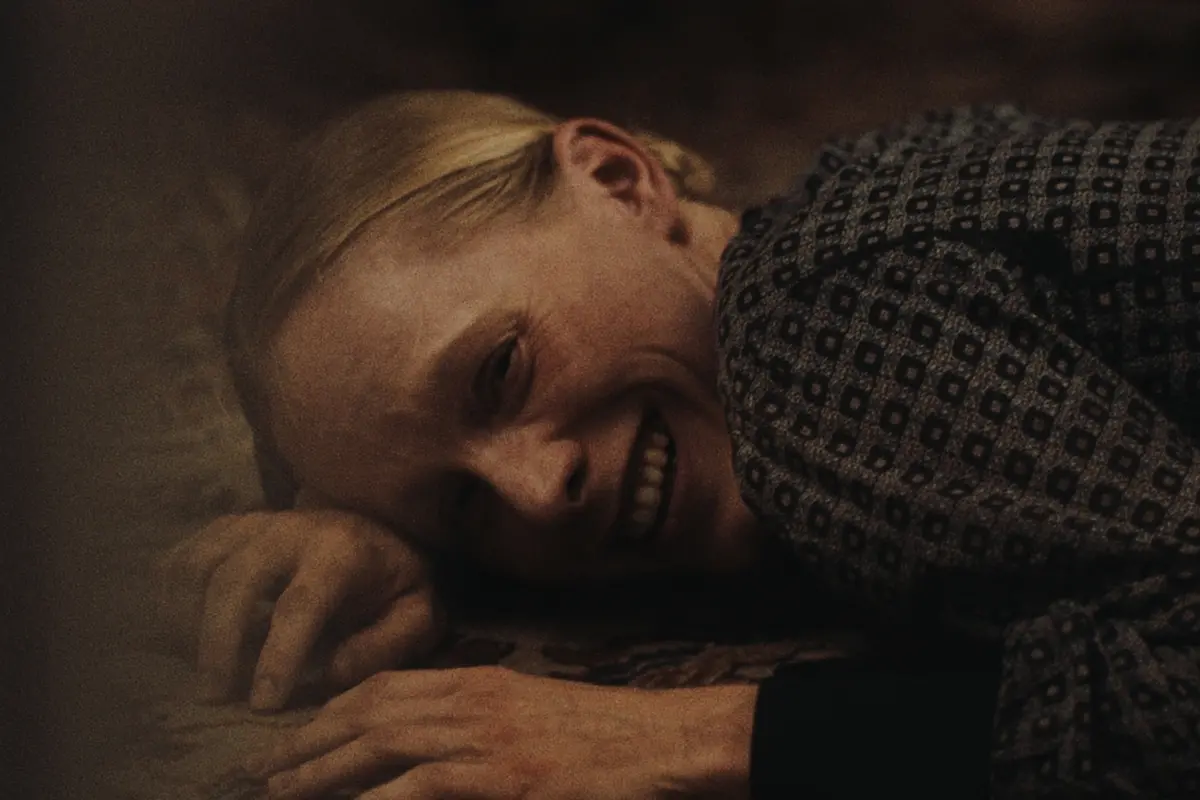 Susanne Wuest in Il suono di una caduta , Fabian Gamper / Studio Zentral