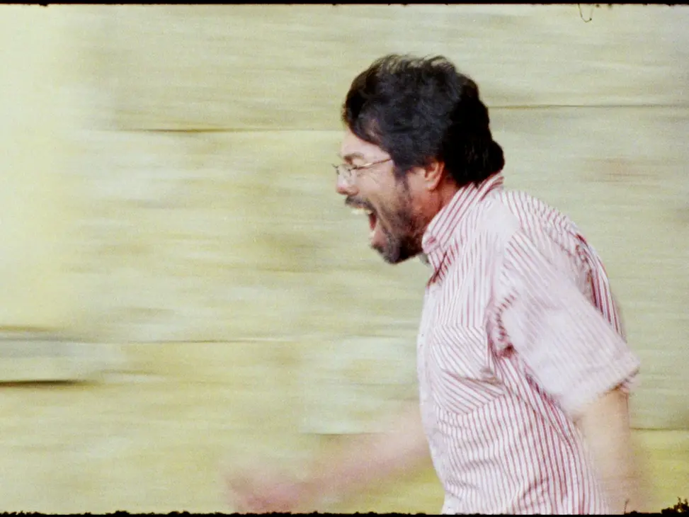 Un poeta, una feroce satira della società colombiana in una commedia cannibale