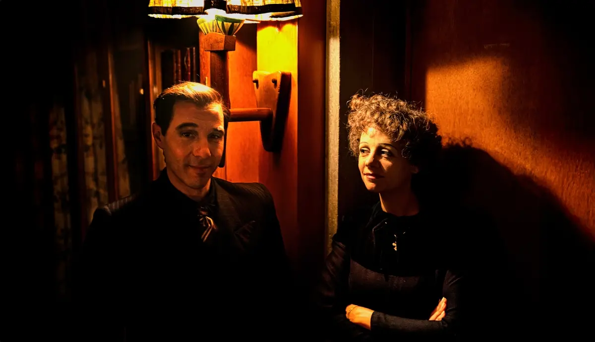 Tahar Rahim e Marie-Julie Baup in Monsieur Aznavour