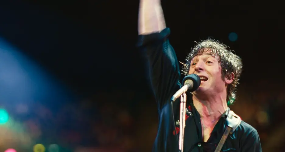Jeremy Allen White diventa Bruce Springsteen in Liberami dal nulla