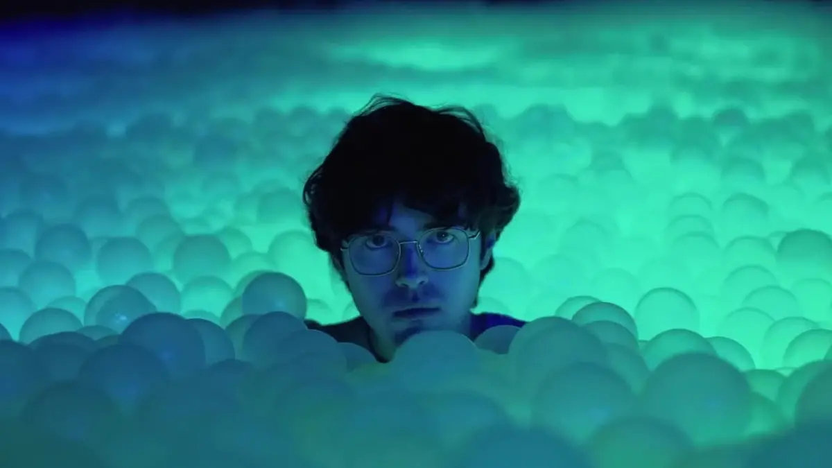 James Sweeney in Fratelli a metà