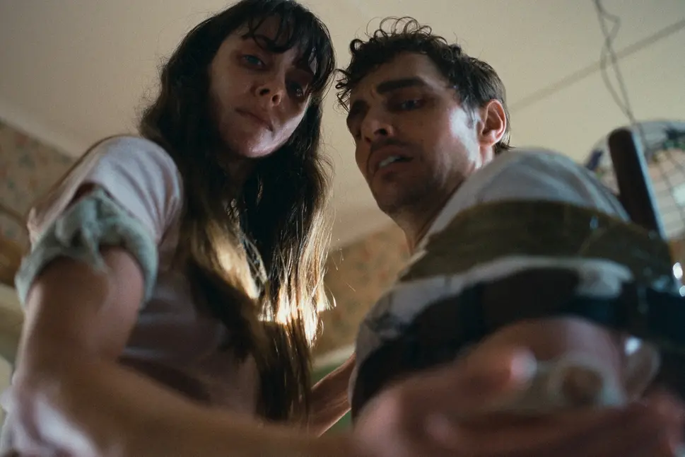 Alison Brie e Dave Franco in Together , Courtesy of NEON / Germain McMicking