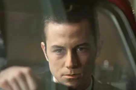 <i>Looper</i>