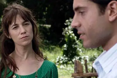 Charlotte Gainsbourg e Omar Metwally in una scena del film