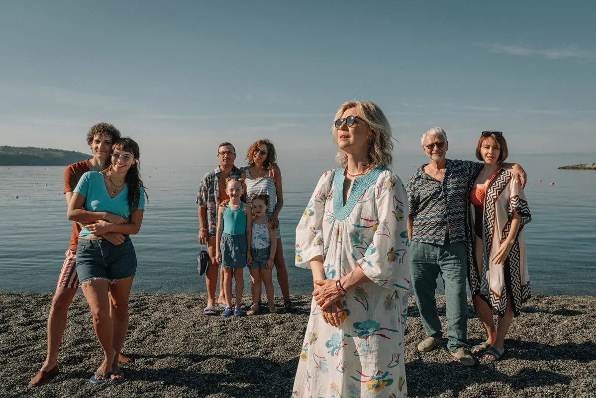 da sinistra Antonio Banno\\u0300, Arianna Di Claudio, Francesco Di Leva, Barbara Chichiarelli, Mia Eustacchio, Asia Eustacchio, Margherita Buy, Fabrizio Bentivoglio, Anita Caprioli sul set di La casa in fiamme , Paolo Ciriello