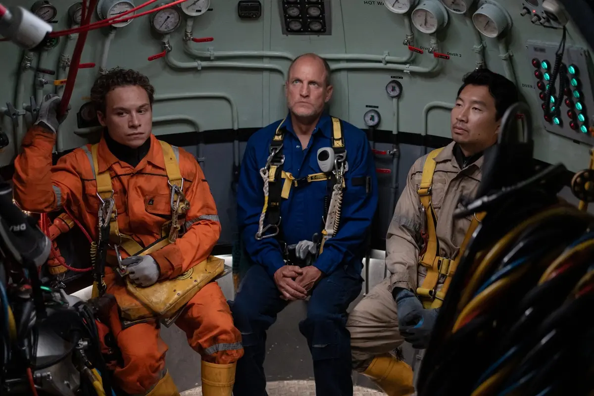 Finn Cole, Woody Harrelson e Simu Liu in Last Breath