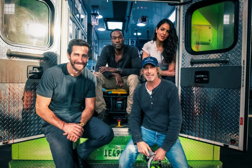 Michael Bay con il cast sul set del film - © 2021 Universal Studios. All Rights Reserved