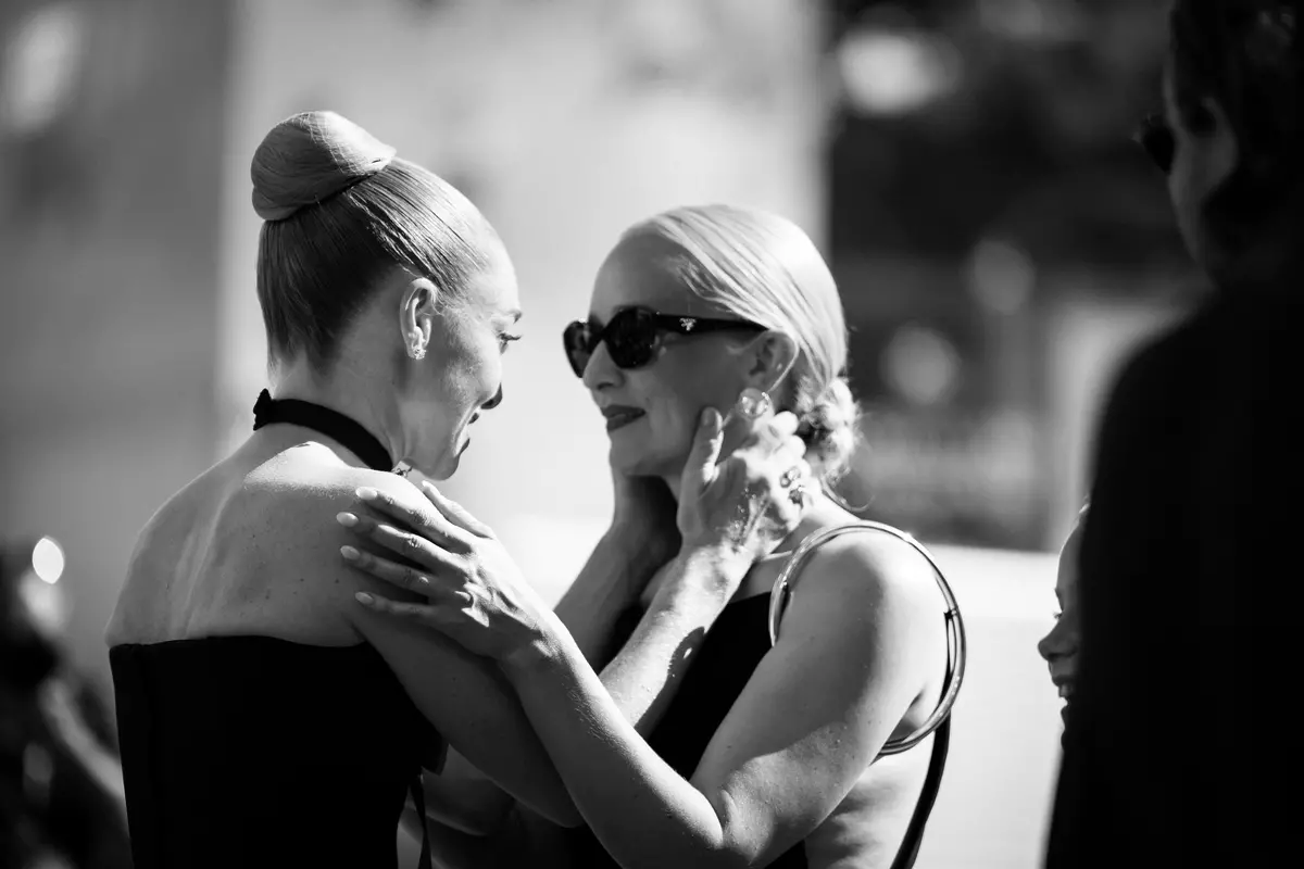 Amanda Seyfried e Mona Fastvold , Karen Di Paola