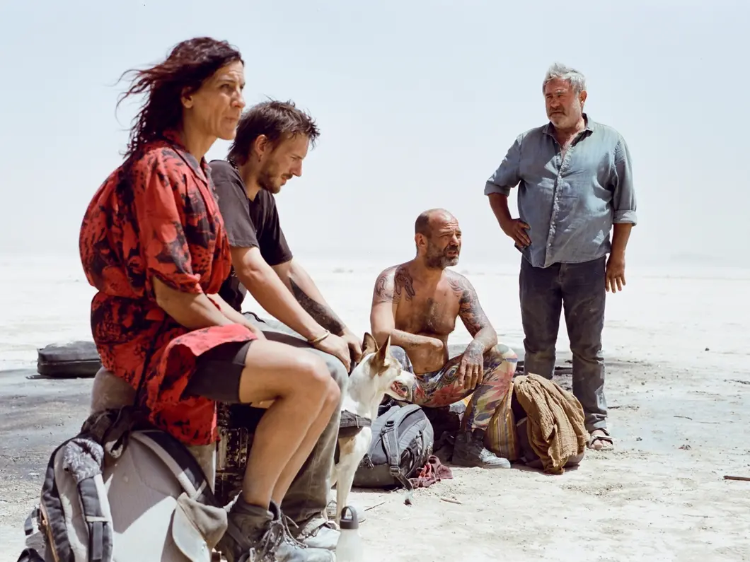 Sirāt, un viaggio ipnotico e sacro tra deserto e rave: Óliver Laxe fonde immagine, suono e trascendenza in un’esperienza cinematografica unica, mistica e sensoriale. Premio della Giuria a Cannes 78