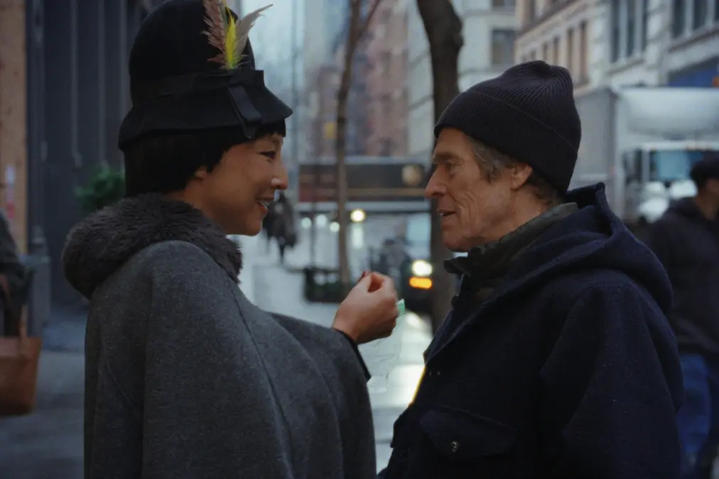 Greta Lee e Willem Dafoe in Late Fame