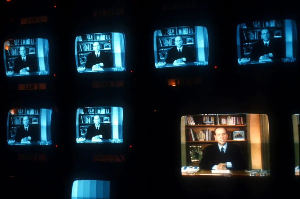 I monitor degli studi televisivi della RAI mostrano il videomessaggio di Silvio Berlusconi che annuncia la sua discesa in campo il 26 gennaio 1994.