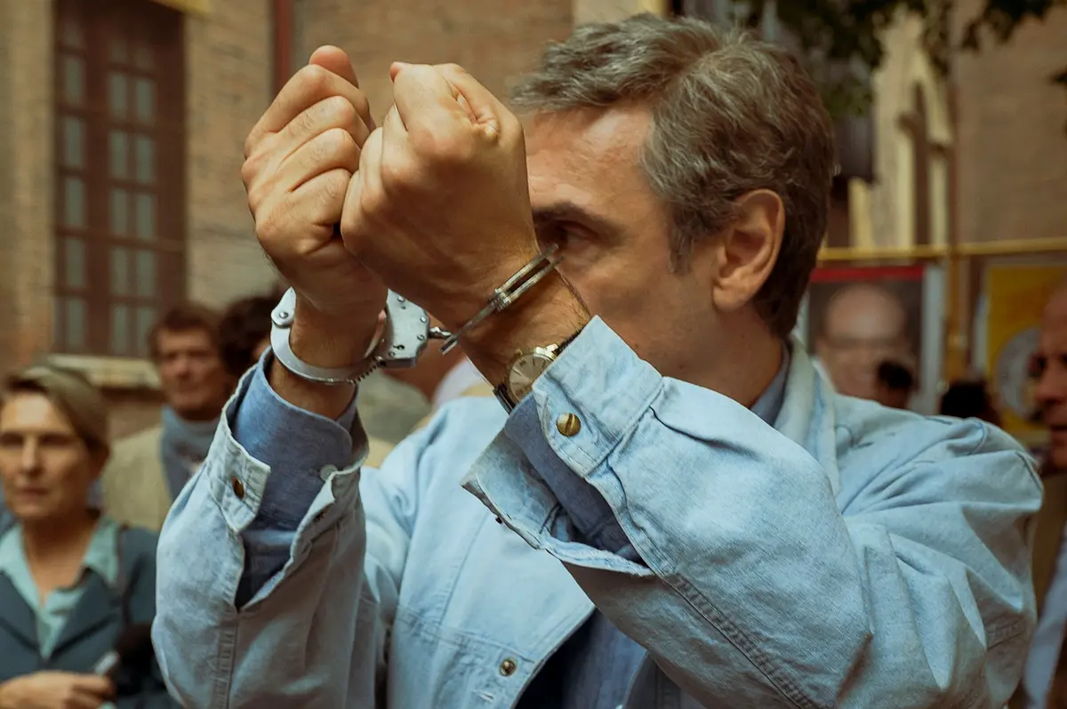 Fabrizio Gifuni è Enzo Tortora in Portobello di Marco Bellocchio - Foto ANNA CAMERLINGO
