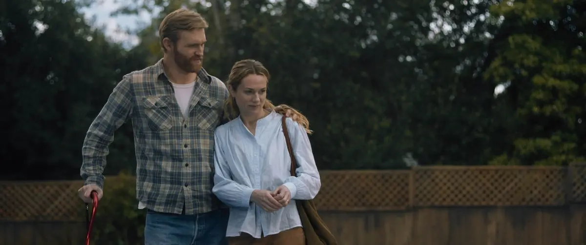 Wyatt Russell e Kerry Condon in Night Swim, diretto da Bryce McGuire. © 2023 Universal Studios. All Rights Reserved.