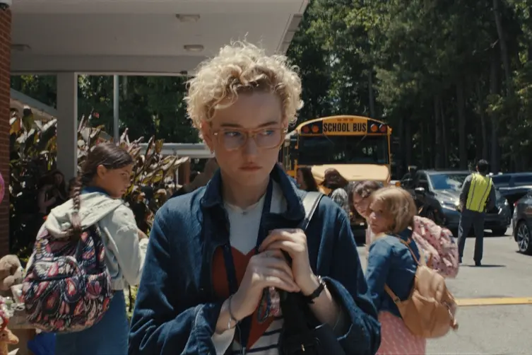 JULIA GARNER as Justine in New Line Cinema\\u2019s \\u201CWeapons,\\u201D a Warner Bros. Pictures release. Photo Credit: Photo Courtesy Warner Bros. Pictures
