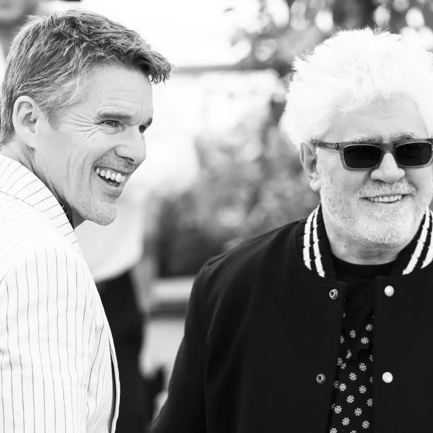 Cannes 76, Pedro Almodóvar e Ethan Hawke presentano Strange Way of Life
