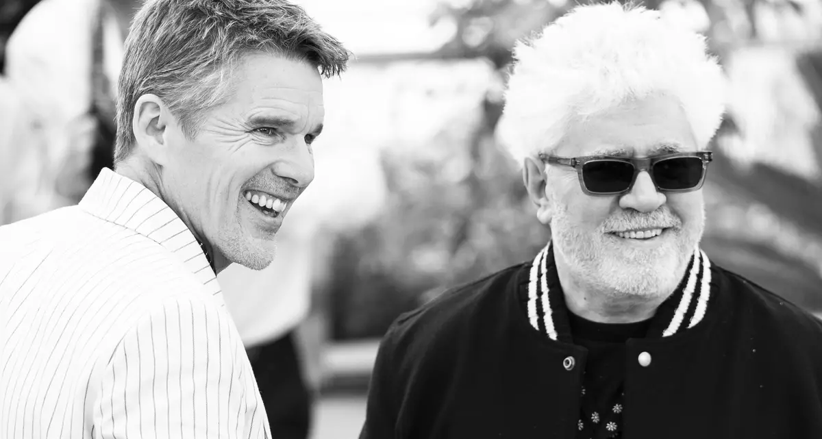 Cannes 76, Pedro Almodóvar e Ethan Hawke presentano Strange Way of Life