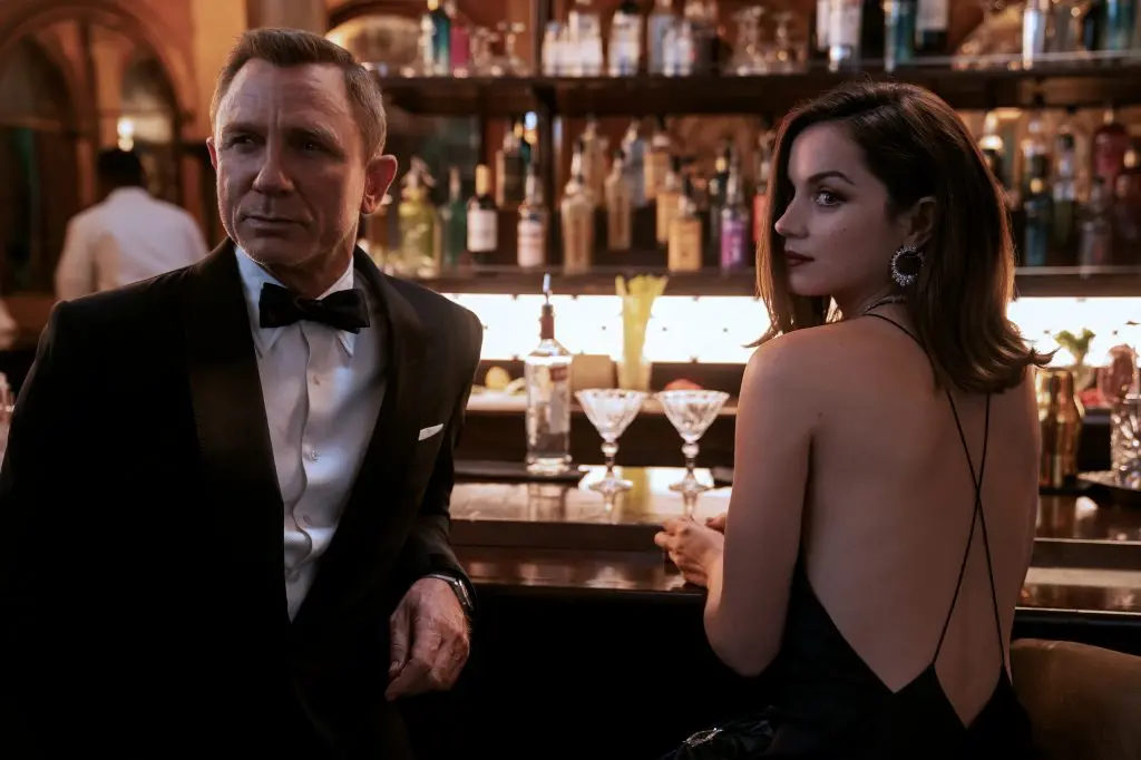 James Bond (Daniel Craig) e Paloma (Ana de Armas) inNO TIME TO DIE, an EON Productions and Metro-Goldwyn-Mayer Studios filmCredit: Nicola Dove\\u00A9 2021 DANJAQ, LLC AND MGM.  ALL RIGHTS RESERVED.
