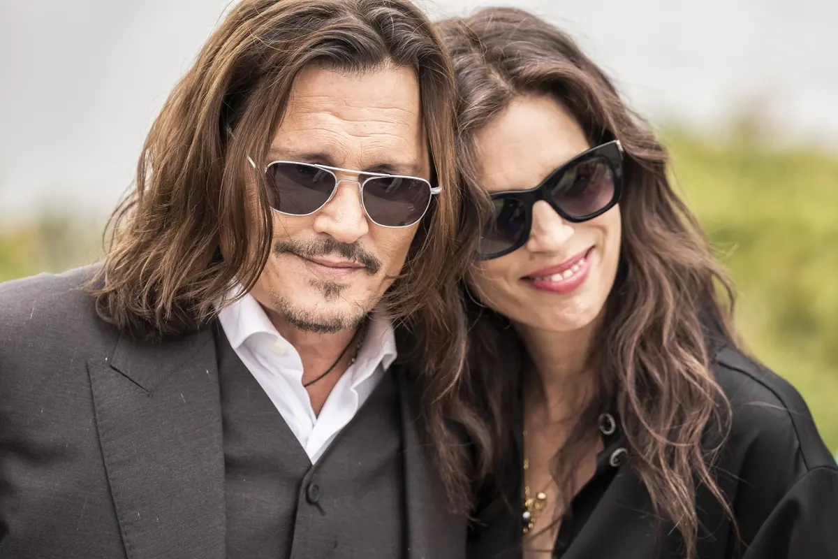 Johnny Depp con Maïwenn, regista e interprete di Jeanne du Barry - Foto Karen Di Paola