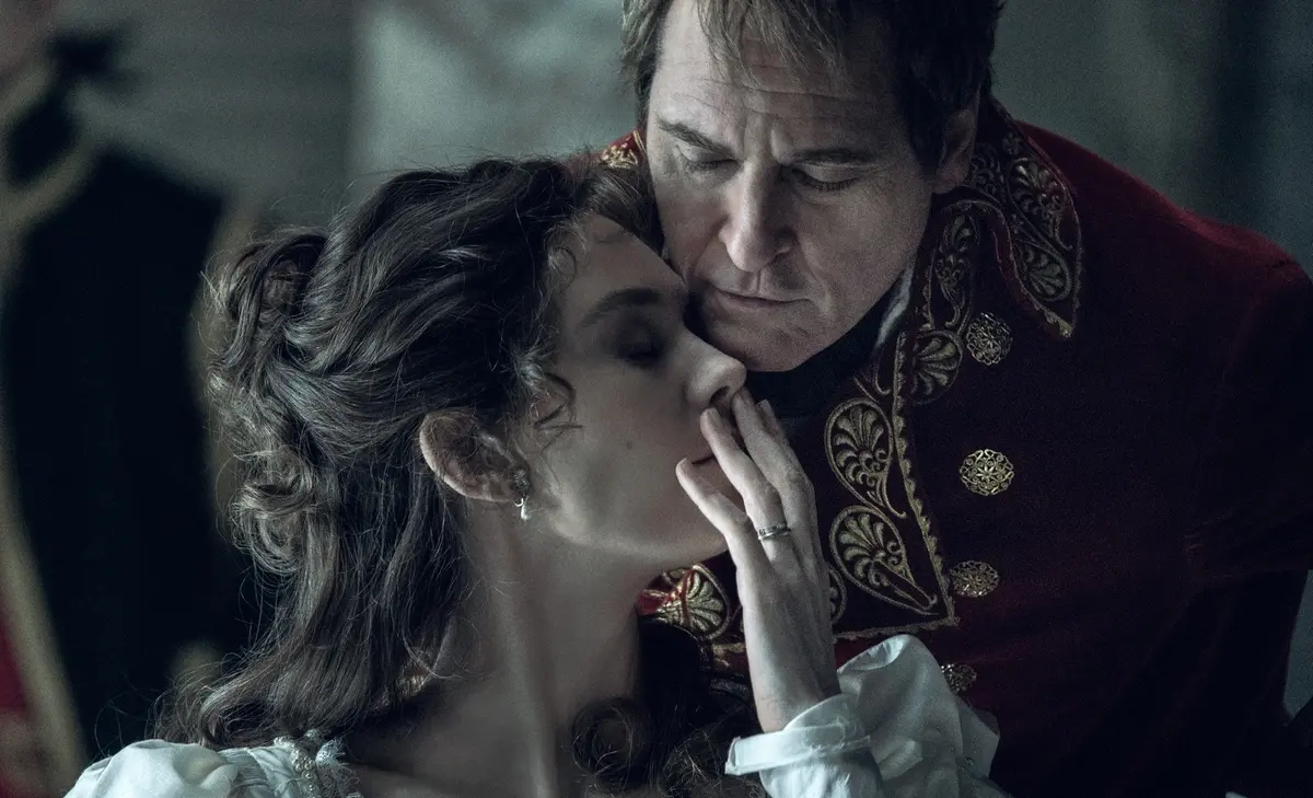 Vanessa Kirby e Joaquin Phoenix in Napoleon