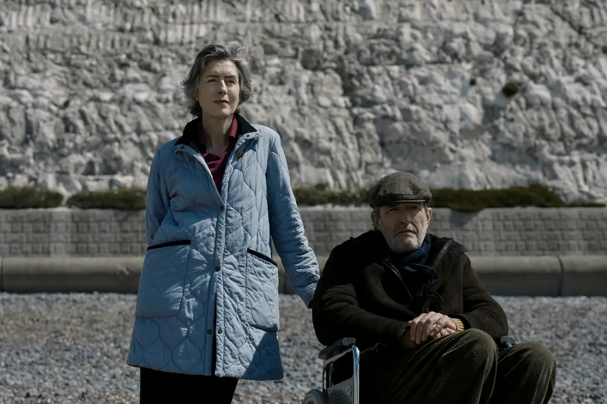 Gina Mckee e Rupert Everett in My Policeman. Photo: Parisa Taghizadeh © Amazon Content Services Llc