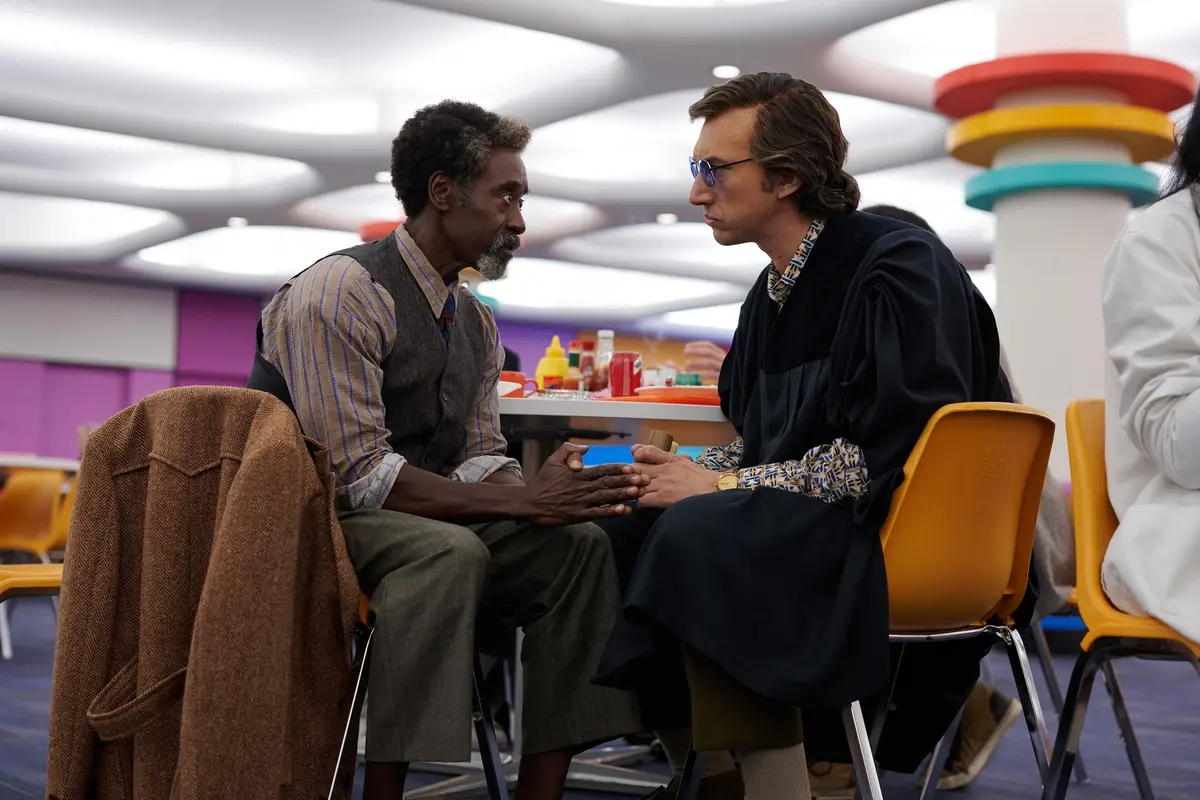 Don Cheadle e Adam Drive in Rumore bianco. Cr: Wilson Webb/NETFLIX © 2022