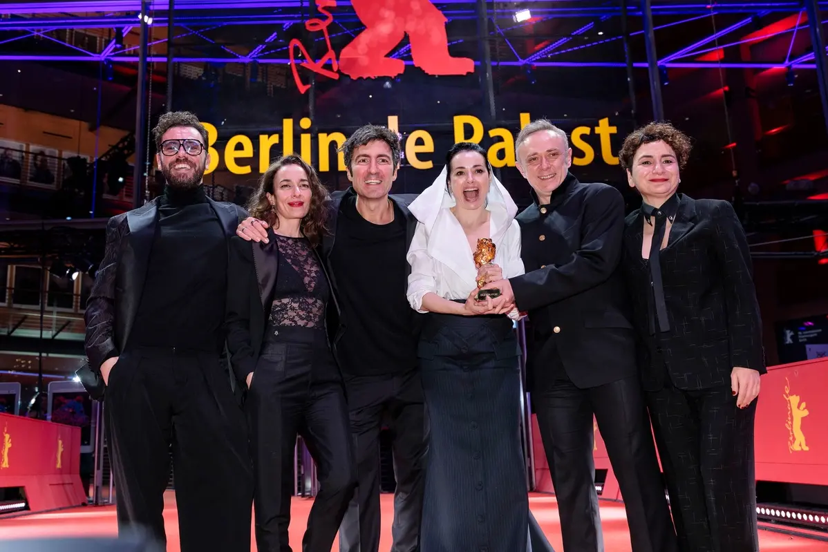 \\u0130lker \\u00C7atak con il team di Yellow Letters , Dirk Michael Deckbar / Berlinale 2026