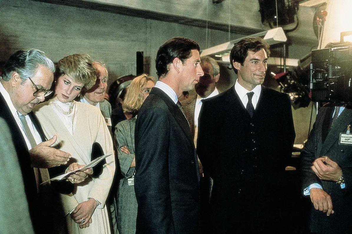 Lady Diana, il principe Carlo e Timothy Dalton sul set di Agente 007 - Zona pericolo nel 1987 (Webphoto \\u00A9 UIP)