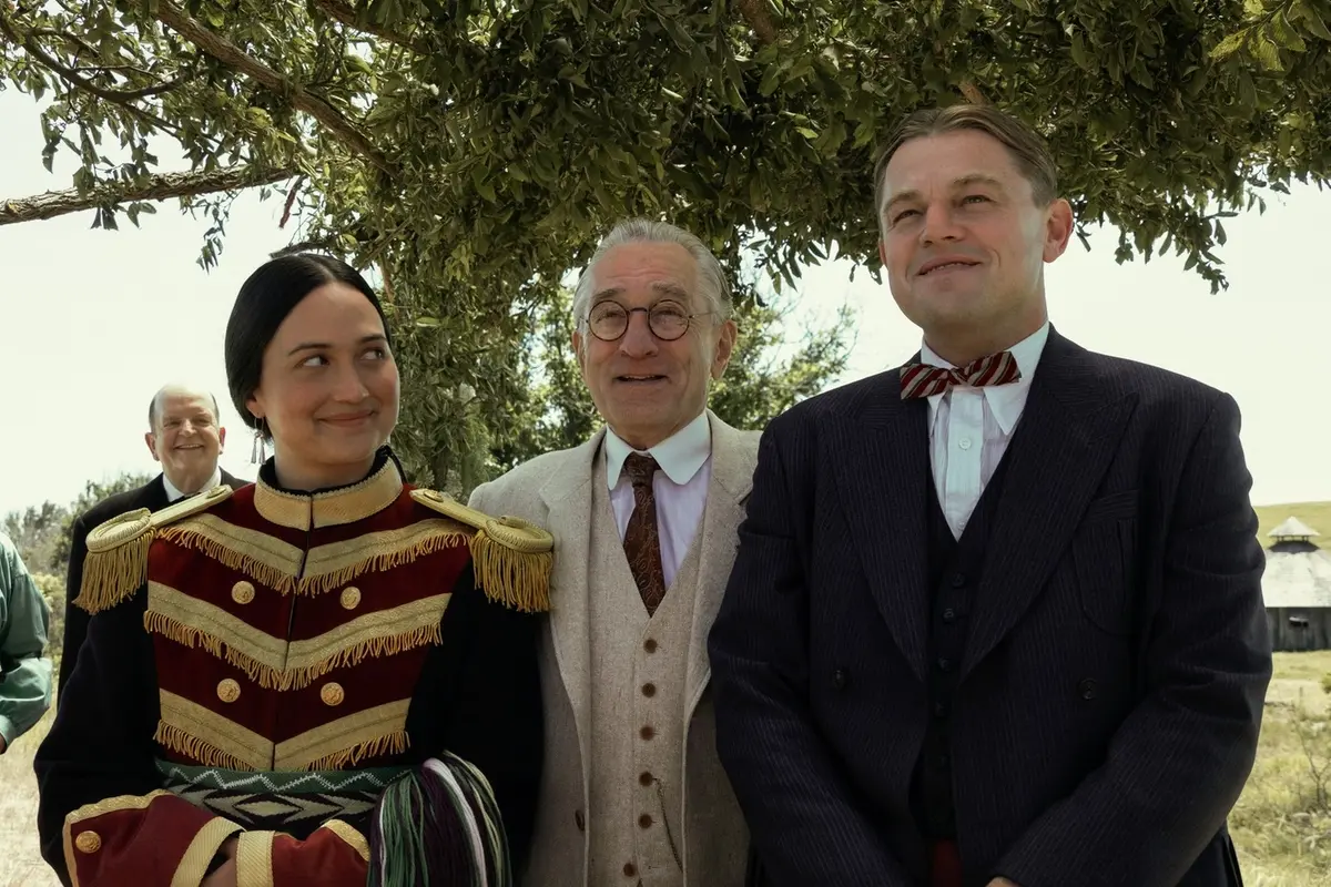 Lily Gladstone, Robert De Niro e Leonardo DiCaprio in Killers of the Flower Moon