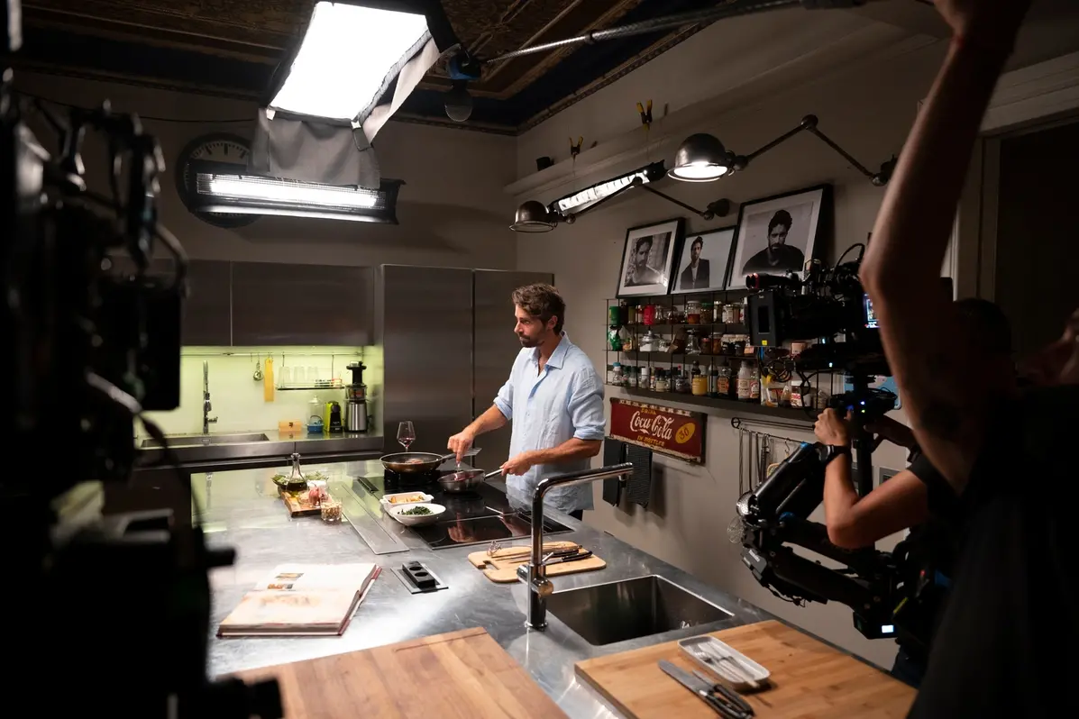 Tom Leeb sul set di A casa tutti bene - La serie