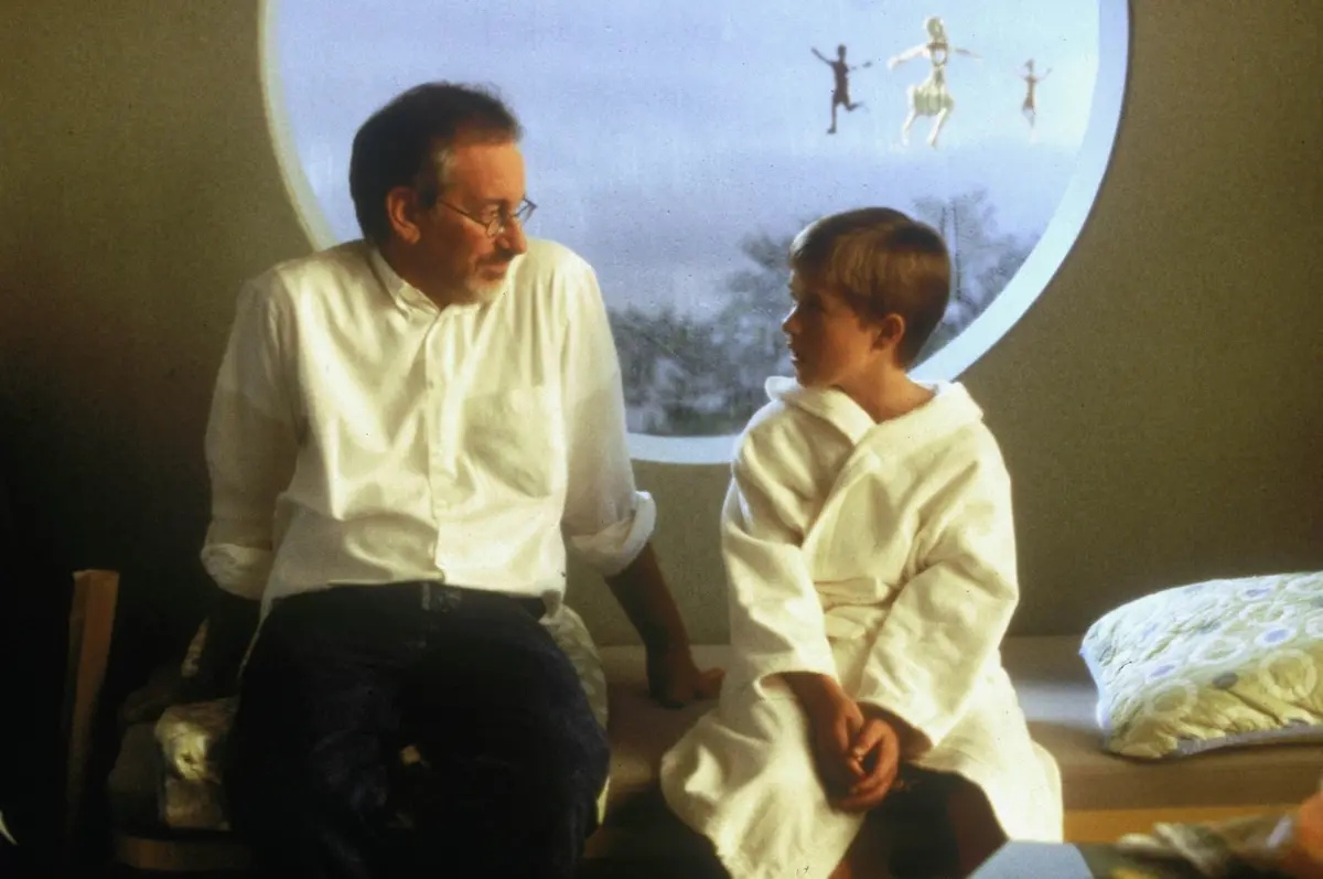 390736 11: Director Steven Spielberg, left, talks with actor Haley Joel Osment during the filming of \\\"A.I.\\\" (Photo Courtesy of Dreamworks/Getty Images)