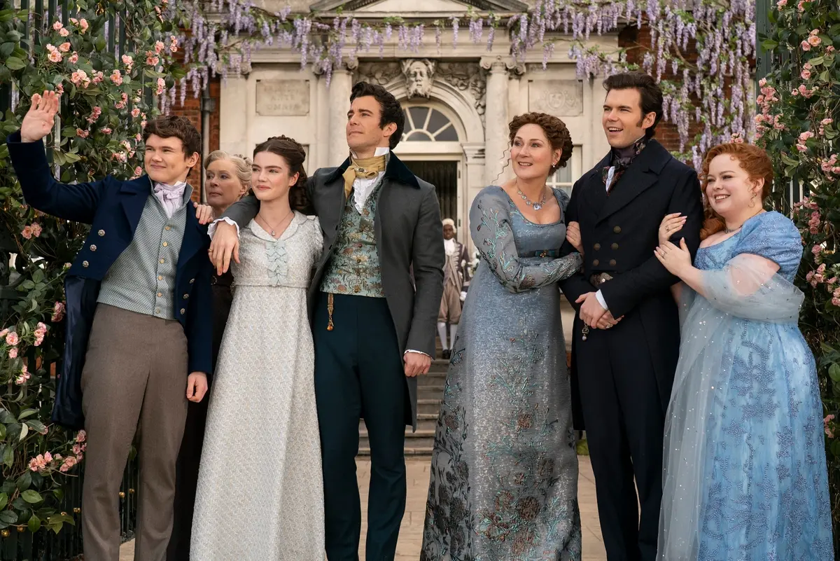 Bridgerton. (L to R) Will Tilston as Gregory Bridgerton, Florence Hunt as Hyacinth Bridgerton, Luke Thompson as Benedict Bridgerton, Ruth Gemmell as Lady Violet Bridgerton, Luke Newton as Colin Bridgerton, Nicola Coughlan as Penelope Featherington in episode 308 of Bridgerton. Cr. Liam Daniel/Netflix © 2024