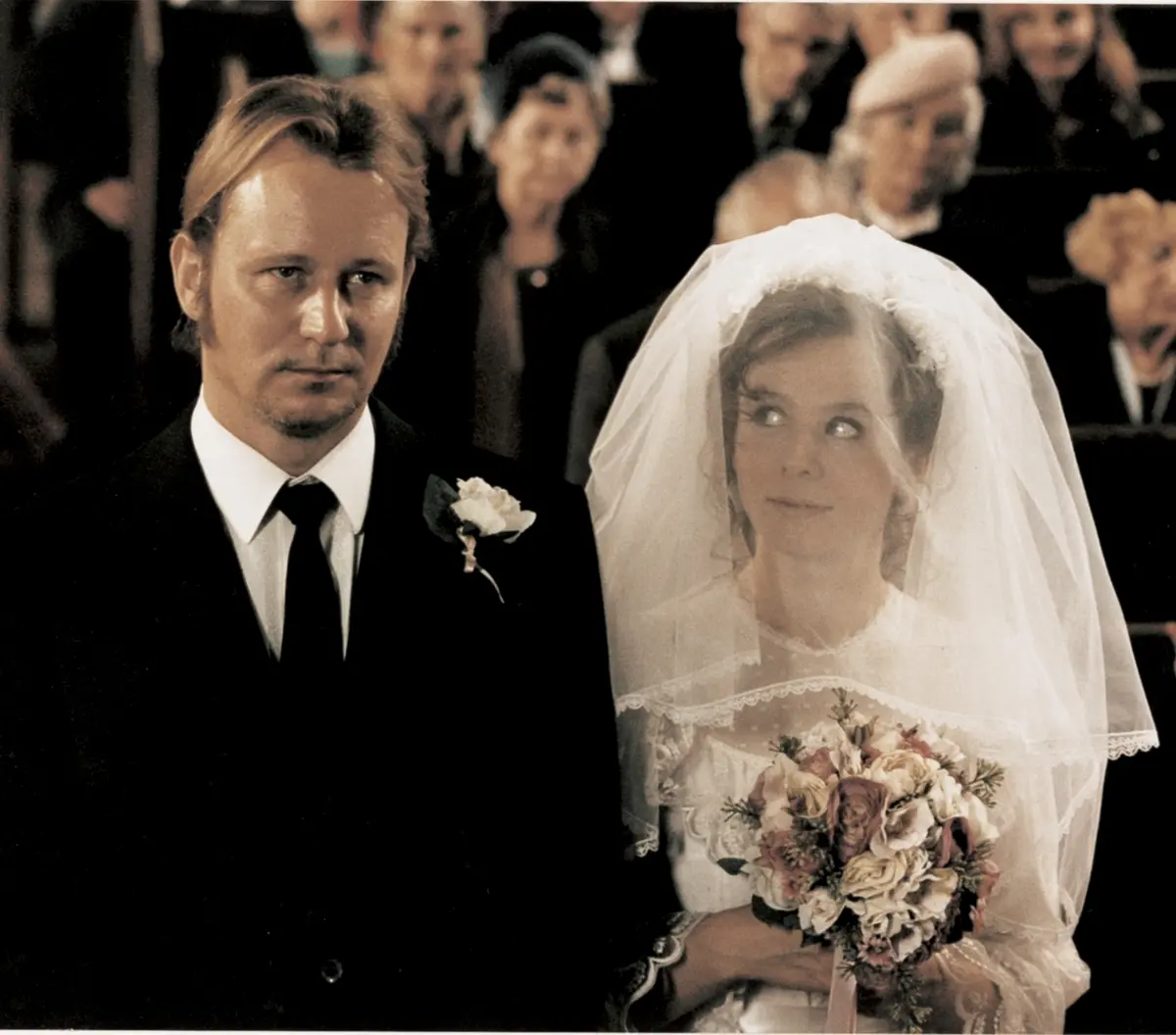 Stellan Skarsgård e Emily Watson in Le onde del destino