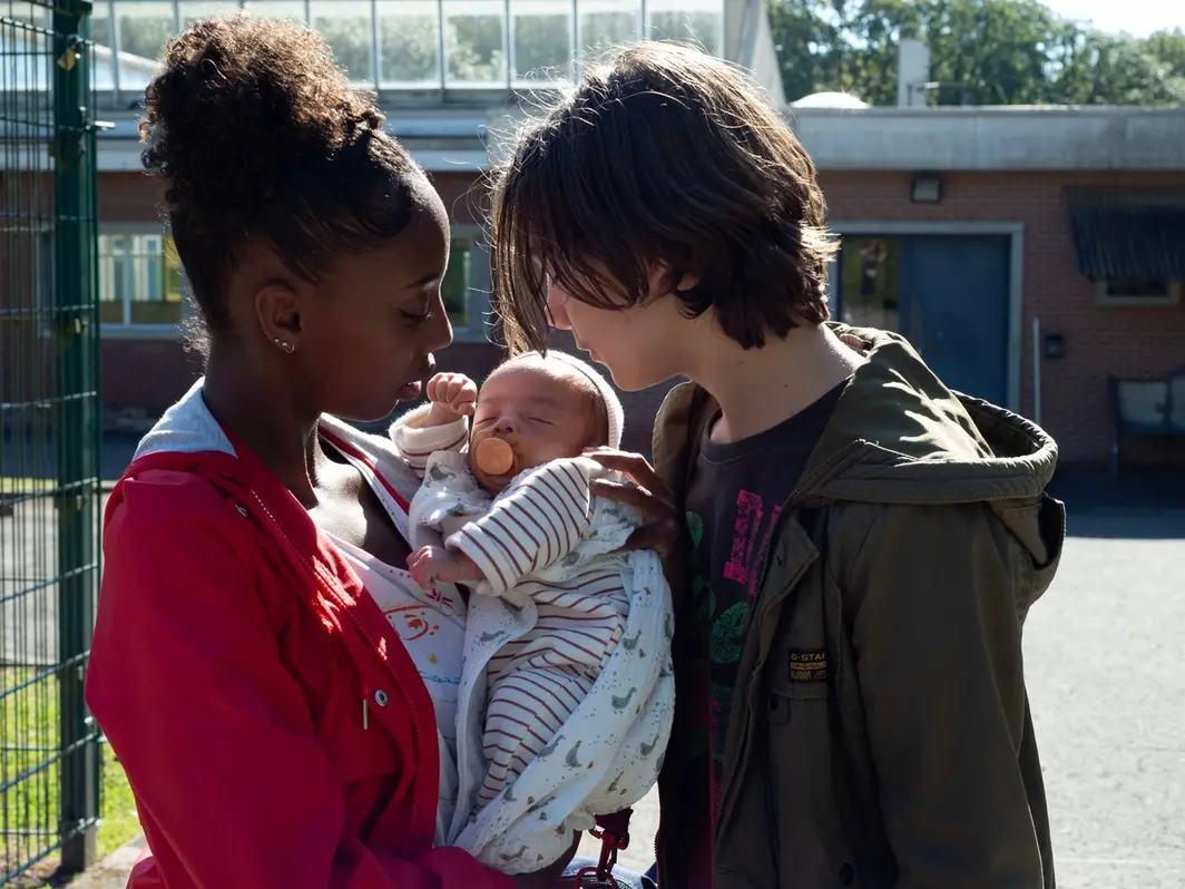 Giovani madri, i fratelli Dardenne ritrovano la loro voce più autentica: un film intenso e poetico sulla responsabilità, la maternità e la forza della cura