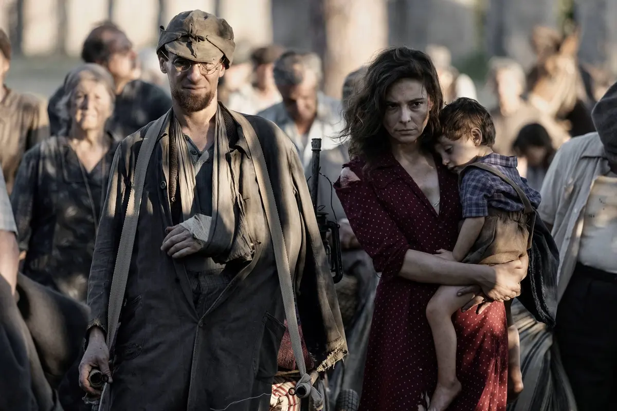 Elio Germano, Jasmine Trinca, Christian Liberati in La storia , Maila Iacovelli - Fabio Zayed